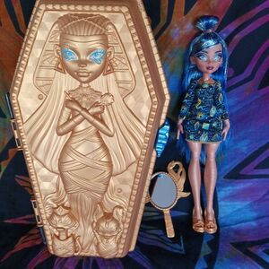 Monster High Cleo de Nile doll and makeup case